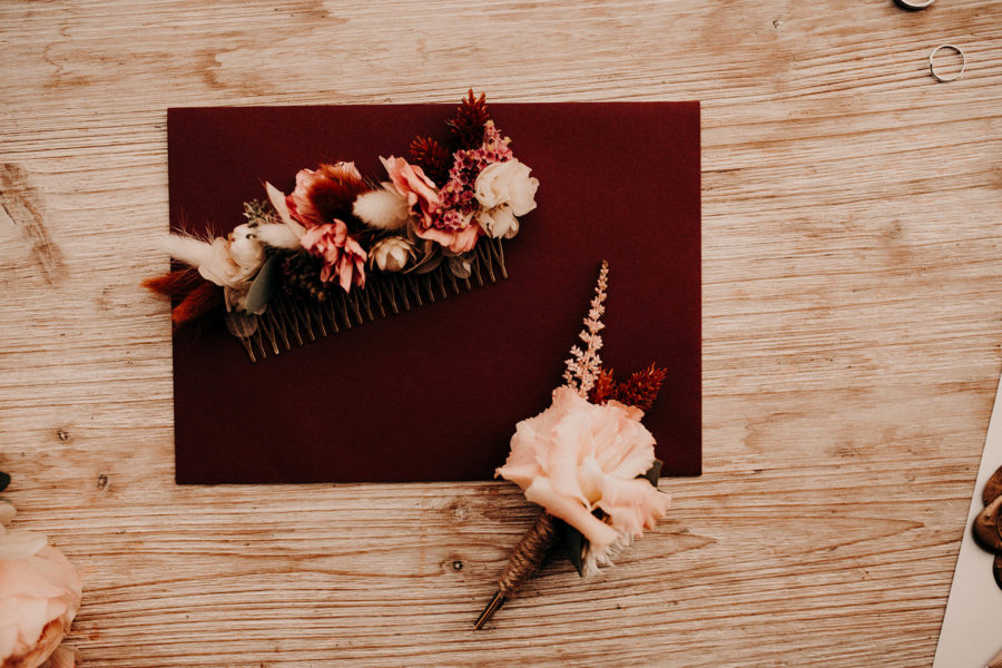 Boutonnière du marié et peignes fleuris - Atelier Graine de Prairie