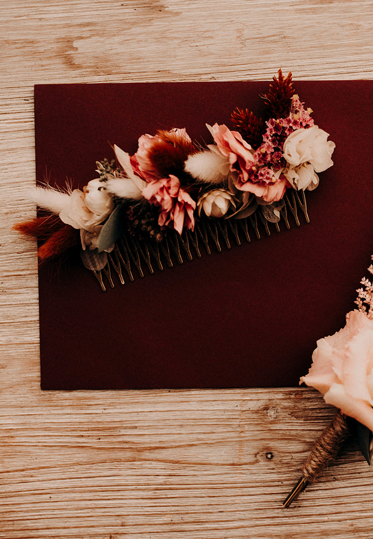 Boutonnière du marié et peignes fleuris - Atelier Graine de Prairie