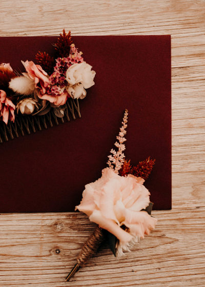 Boutonnière du marié et peignes fleuris - Atelier Graine de Prairie