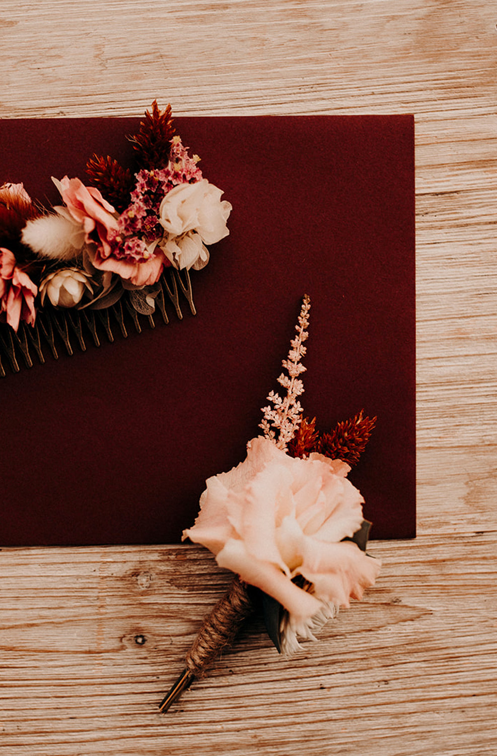 Boutonnière du marié et peignes fleuris - Atelier Graine de Prairie