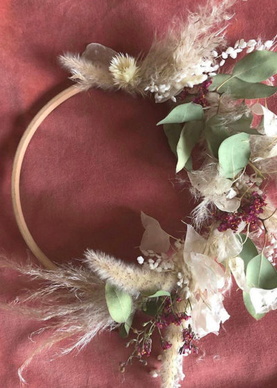 Lili - Couronne de fleurs séchées et son eucalyptus - Atelier Graine de Prairie