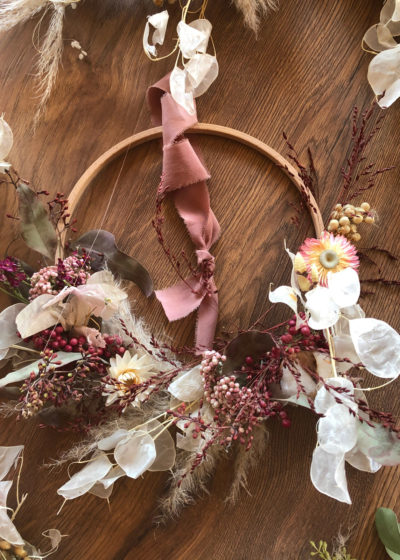 Rosalie - Couronne de fleurs séchées et stabilisées sur cercle en bois - Atelier Graine de Prairie