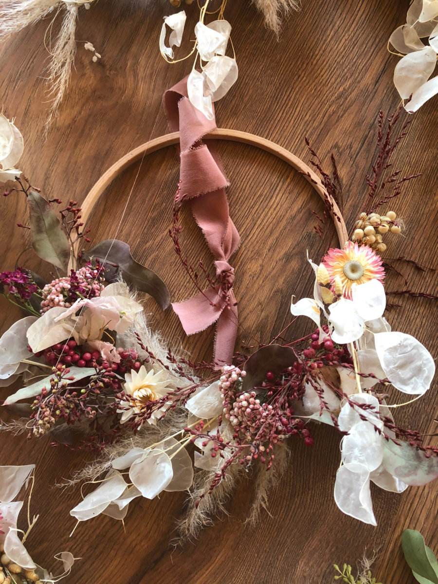 Rosalie - Couronne de fleurs séchées et stabilisées sur cercle en bois - Atelier Graine de Prairie